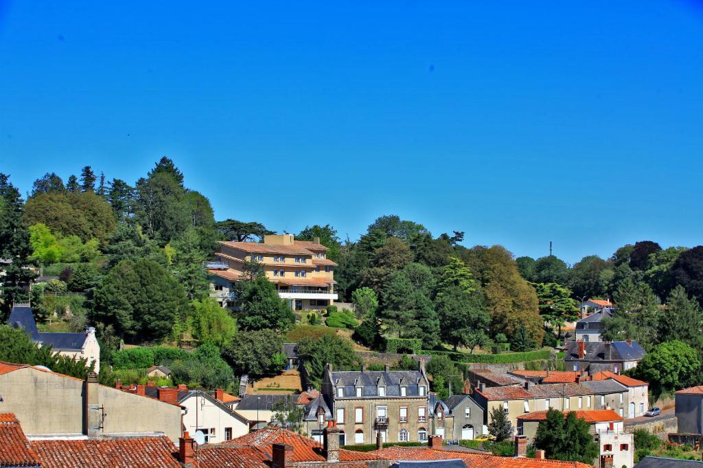 Hotel Auberge de la Bruyere Pouzauges Buitenkant foto